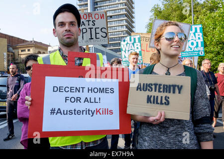 Bristol, Royaume-Uni. 08 juillet, 2015. Les protestataires sont représentés portant des signes d'austérité anti et des pancartes lors d'une protestation d'austérité à Bristol qui a eu lieu après le chancelier George Osborne a présenté son budget. Credit : lynchpics/Alamy Live News Banque D'Images