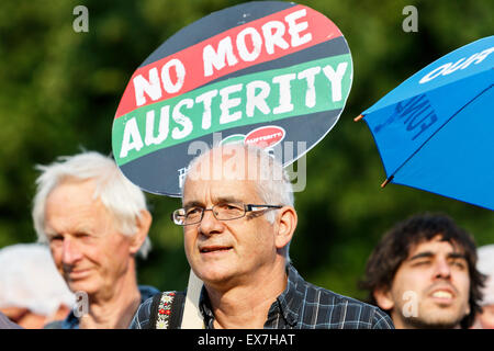 Bristol, Royaume-Uni. 08 juillet, 2015. Un manifestant est représenté portant une étiquette d'austérité anti austérité lors d'une manifestation à Bristol, ce qui a eu lieu après que le chancelier George Osborne a présenté son budget. Credit : lynchpics/Alamy Live News Banque D'Images