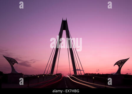 Southport, Merseyside, UK . Magnifique coucher de soleil météo après jour de tempête à Southport. Après trois jours de forts vents et des pluies abondantes, d'un beau coucher du soleil montre le retour de l'été sur la voie maritime Southport Bridge en silhouette. Credit : Cernan Elias/Alamy Live News Banque D'Images