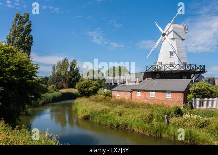 Moulin, un gibet smock mill moulin maintenant utilisé comme B&B accommodation. Le seigle, Sussex, England, GB, au Royaume-Uni. Banque D'Images