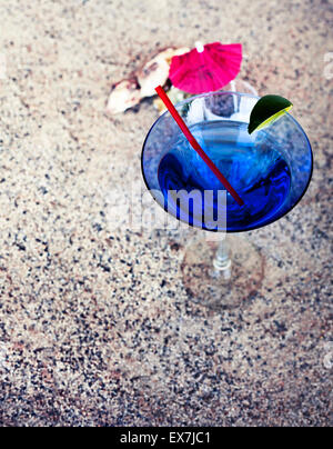 Fond de plage avec du sable de plage, rythme copie thème d'été, verre à cocktail avec parasol et une paille sur la texture du sable Banque D'Images