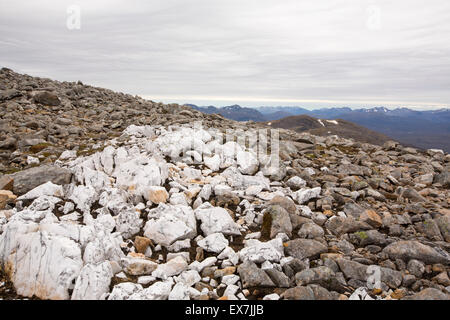 Les roches de quartz sur le sommet d'Eididh nan Clach Geala Munro, un près de Ullapool, Ecosse, Royaume-Uni. Banque D'Images