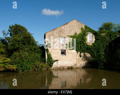 Propriété sur le bord du canal Kennet & Avon près de Bradford on Avon, Wiltshire, Royaume-Uni Banque D'Images