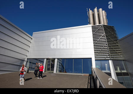 Visiteurs en tournée de Hellisheidi combinée de chaleur et d'électricité géothermique hengill station islande Banque D'Images