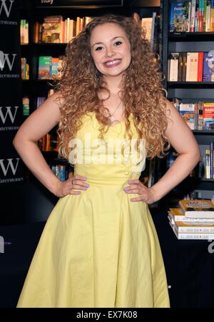 Carrie Hope Fletcher livre signature à Waterstones, Piccadilly comprend : Carrie Hope Fletcher Où : London, Royaume-Uni Quand : 07 mai 2015 Banque D'Images