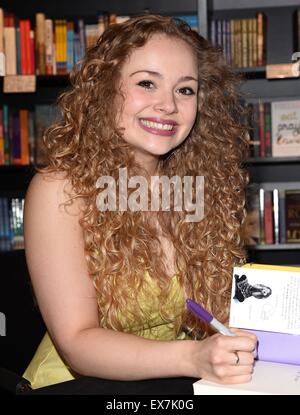 Carrie Hope Fletcher livre signature à Waterstones, Piccadilly comprend : Carrie Hope Fletcher Où : London, Royaume-Uni Quand : 07 mai 2015 Banque D'Images