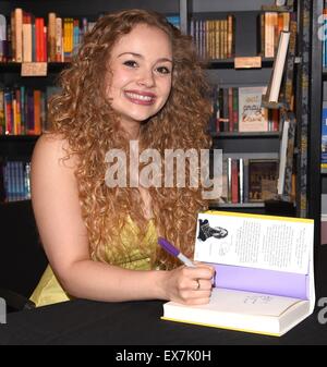 Carrie Hope Fletcher livre signature à Waterstones, Piccadilly comprend : Carrie Hope Fletcher Où : London, Royaume-Uni Quand : 07 mai 2015 Banque D'Images