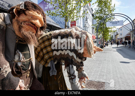 Trolls affichant des vêtements en laine sur Laugavegur principale rue commerçante piétonne Reykjavik Islande Banque D'Images