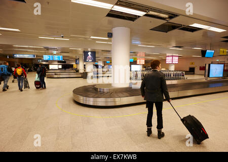 Les passagers au terminal de l'aéroport de Keflavik carrousel à bagages de l'Islande d'extérieur de bâtiment Banque D'Images