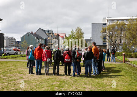 Les touristes en visite à pied à austurvollur square public Reykjavik Islande Banque D'Images