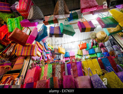 Affichage des sacs tissés colorés suspendus dans un étal de marché de Benito Juarez à Oaxaca au Mexique Banque D'Images