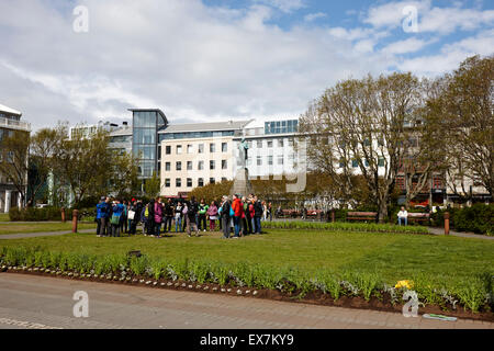 Les touristes en visite à pied à austurvollur square public Reykjavik Islande Banque D'Images