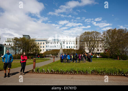 Les touristes en visite à pied à austurvollur square public Reykjavik Islande Banque D'Images