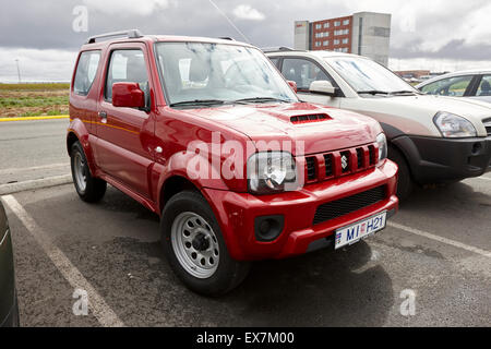 Jimny jeep suzuki rouge voiture de location à l'aéroport de Keflavik Islande Banque D'Images