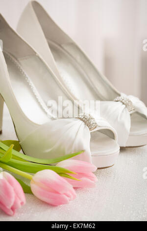 Robe blanche chaussures et des tulipes roses Banque D'Images