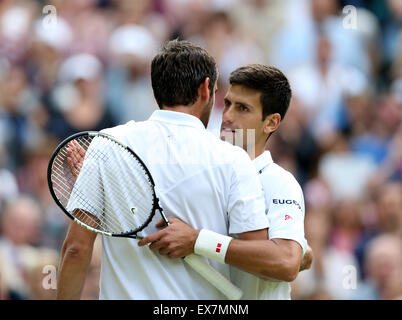 Londres, Royaume-Uni. 8 juillet, 2015. Novak Djokovic la Serbie de hugs Croatie's Marin Cilic après leur match quart de hommes à la Wimbledon Wimbledon en 2015, le sud-ouest de Londres, le 8 juillet 2015. Novak Djokovic a gagné 3-0. Credit : Han Yan/Xinhua/Alamy Live News Banque D'Images