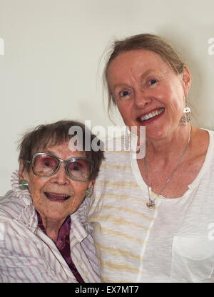 Mère et fille, âgés de 92 et 62. Banque D'Images