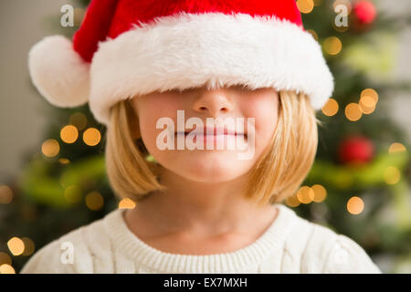 Girl (6-7) wearing Santa hat Banque D'Images