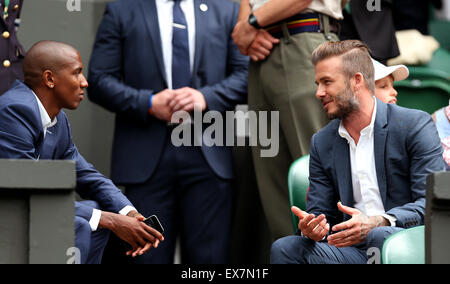 Londres, Royaume-Uni. 8 juillet, 2015. Ashley Young (L) et l'ancien footballeur David Beckham Angleterre sont vus au cours de la match quart masculin entre Andy Murray et la Grande-Bretagne Canada's Vasek Pospisil au Wimbledon Wimbledon en 2015, le sud-ouest de Londres, le 8 juillet 2015. Andy Murray a gagné 3-0. Credit : Han Yan/Xinhua/Alamy Live News Banque D'Images