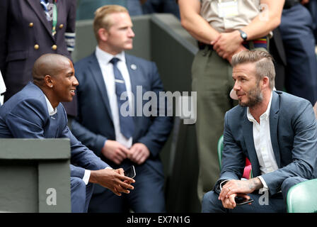 Londres, Royaume-Uni. 8 juillet, 2015. Ashley Young (L) et l'ancien footballeur David Beckham Angleterre sont vus au cours de la match quart masculin entre Andy Murray et la Grande-Bretagne Canada's Vasek Pospisil au Wimbledon Wimbledon en 2015, le sud-ouest de Londres, le 8 juillet 2015. Andy Murray a gagné 3-0. Credit : Han Yan/Xinhua/Alamy Live News Banque D'Images