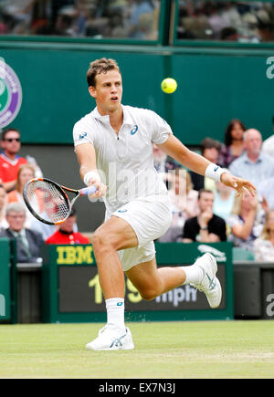 Londres, Royaume-Uni. 8 juillet, 2015. Vasek Pospisil du Canada renvoie une balle pendant le match quart masculin contre Andy Murray de Grande-Bretagne lors de la 2015 de Wimbledon à Wimbledon, dans le sud-ouest de Londres, le 8 juillet 2015. Andy Murray a gagné 3-0. Credit : Han Yan/Xinhua/Alamy Live News Banque D'Images