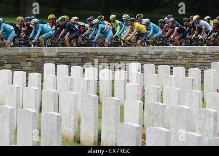 Amiens, France. 08 juillet, 2015. Tony Martin de Etixx - Quick Step - Illustration photo du peloton traversant Monument commémoratif de la Première Guerre mondiale au cours de l'étape 5 de la 102e édition du Tour de France 2015 avec commencer à Arras et terminer à Amiens, France (189 kms) : Action de Crédit Plus Sport/Alamy Live News Banque D'Images