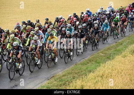 Amiens, France. 08 juillet, 2015. Michal KWIATKOWSKI de Etixx - Quick Step - MARTIN Tony de Etixx - Pas d'avance rapide dans le peloton lors de l'étape 5 de la 102e édition du Tour de France 2015 avec commencer à Arras et terminer à Amiens, France (189 kms) : Action de Crédit Plus Sport/Alamy Live News Banque D'Images