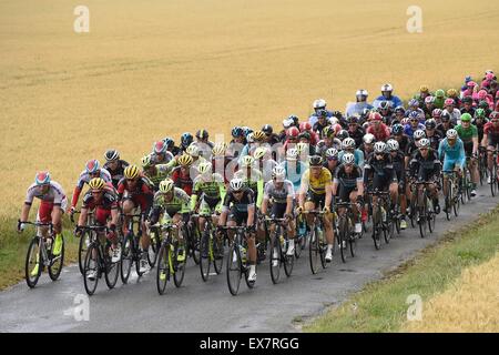 Amiens, France. 08 juillet, 2015. Michal KWIATKOWSKI de Etixx - Quick Step - MARTIN Tony de Etixx - Quick Step - dans le peloton lors de l'étape 5 de la 102e édition du Tour de France 2015 avec commencer à Arras et terminer à Amiens, France (189 kms) : Action de Crédit Plus Sport/Alamy Live News Banque D'Images