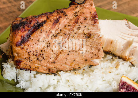 Steak de thon grillé et servi sur du riz blanc Banque D'Images