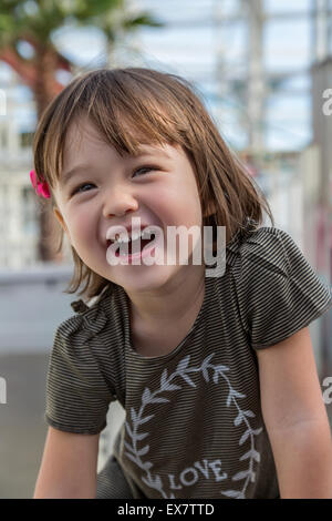 Amusé fillette de trois ans au parc d'attractions à San Diego, Californie Banque D'Images