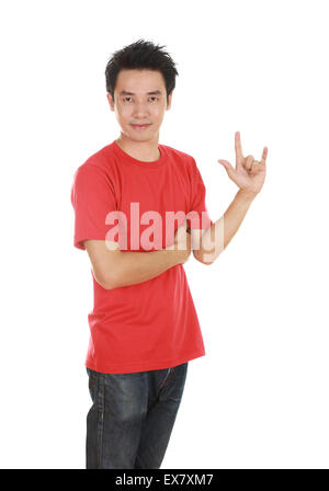 L'homme en t-shirt avec part signer Je vous aime isolé sur fond blanc Banque D'Images