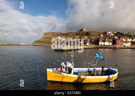 Whitby Harbour dans une ville balnéaire dans le North Yorkshire Angleterre Banque D'Images