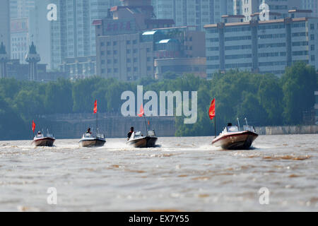 Lanzhou. 09 juillet 2015. Un exercice d'incendie et d'urgence se tient sur le Fleuve Jaune à Lanzhou, capitale de la province de Gansu, dans le nord-ouest de la Chine, le 9 juillet 2015, à se préparer pour la saison des inondations de l'été. Crédit : Chen Bin/Xinhua/Alamy Live News Banque D'Images