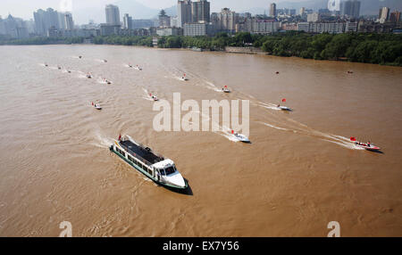 Lanzhou. 09 juillet 2015. Un exercice d'incendie et d'urgence se tient sur le Fleuve Jaune à Lanzhou, capitale de la province de Gansu, dans le nord-ouest de la Chine, le 9 juillet 2015, à se préparer pour la saison des inondations de l'été. Crédit : Chen Bin/Xinhua/Alamy Live News Banque D'Images