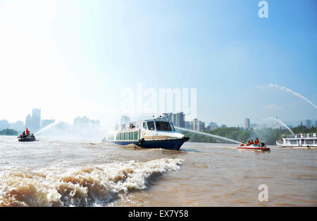 Lanzhou. 09 juillet 2015. Les pompiers de l'eau d'un navire au cours d'un exercice d'incendie et d'urgence qui a eu lieu sur le Fleuve Jaune à Lanzhou, capitale de la province de Gansu, dans le nord-ouest de la Chine, le 9 juillet 2015, à se préparer pour la saison des inondations de l'été. Crédit : Chen Bin/Xinhua/Alamy Live News Banque D'Images