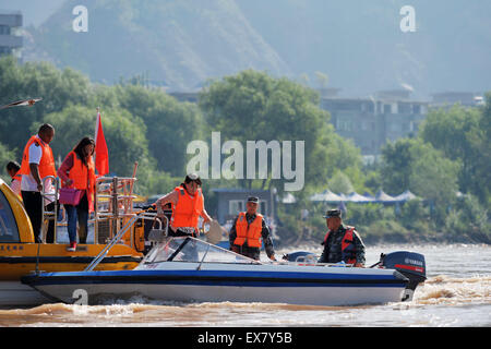 Lanzhou. 09 juillet 2015. Les passagers sont évacués au cours d'un exercice d'incendie et d'urgence qui a eu lieu sur le Fleuve Jaune à Lanzhou, capitale de la province de Gansu, dans le nord-ouest de la Chine, le 9 juillet 2015, à se préparer pour la saison des inondations de l'été. Crédit : Chen Bin/Xinhua/Alamy Live News Banque D'Images