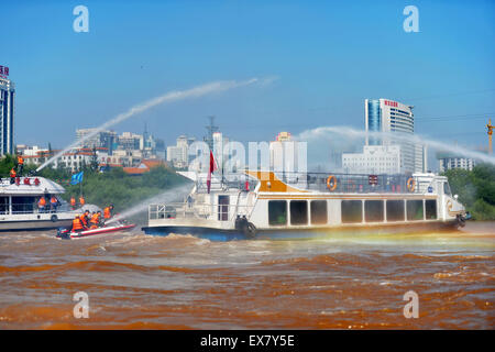 Lanzhou. 09 juillet 2015. Les pompiers de l'eau d'un navire au cours d'un exercice d'incendie et d'urgence qui a eu lieu sur le Fleuve Jaune à Lanzhou, capitale de la province de Gansu, dans le nord-ouest de la Chine, le 9 juillet 2015, à se préparer pour la saison des inondations de l'été. Crédit : Chen Bin/Xinhua/Alamy Live News Banque D'Images