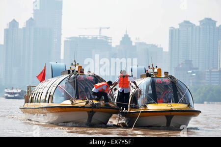 Lanzhou. 09 juillet 2015. Les participants à composer avec urgence sur les ferries au cours d'un exercice d'incendie et d'urgence qui a eu lieu sur le Fleuve Jaune à Lanzhou, capitale de la province de Gansu, dans le nord-ouest de la Chine, le 9 juillet 2015, à se préparer pour la saison des inondations de l'été. Crédit : Chen Bin/Xinhua/Alamy Live News Banque D'Images