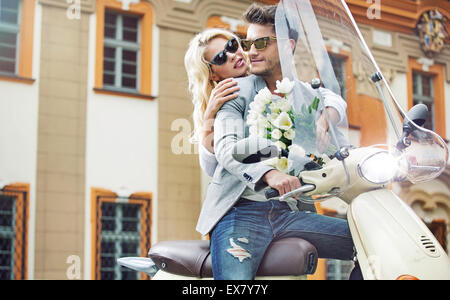 Beau couple sur la moto rétro Banque D'Images