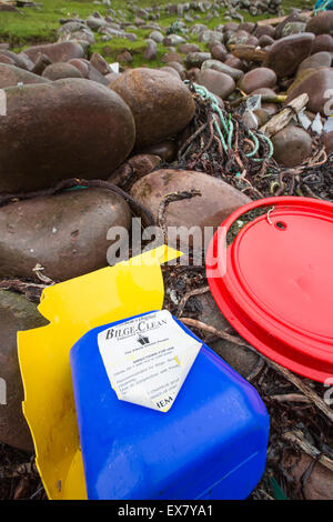 Les déchets en plastique sur le rivage à Coigeach Rubha Assynt, Écosse, Royaume-Uni, y compris une bouteille propre cale à partir de l'expédition. Banque D'Images