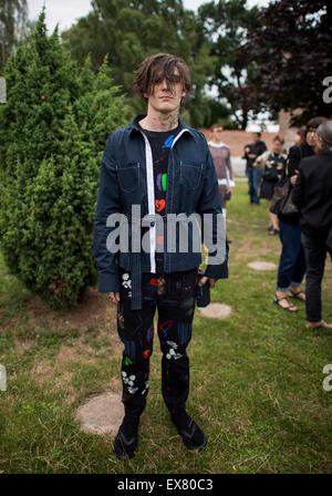 Berlin, Allemagne. 08 juillet, 2015. Le mannequin et acteur RJ Mitte, connu pour avoir joué sur le Junior Walter White la série télévisée nous Breaking Bad", présente une création par designer suisse Julian Zigerli pendant Zigerli's fashion show à Geschichtspark Moabit à Berlin, Allemagne, 08 juillet 2015. Printemps/Été 2016 Les collections sont présentées au cours de la Berlin Fashion Week du 07 au 10 juillet. Photo : Matthias Balk/dpa/Alamy Live News Banque D'Images