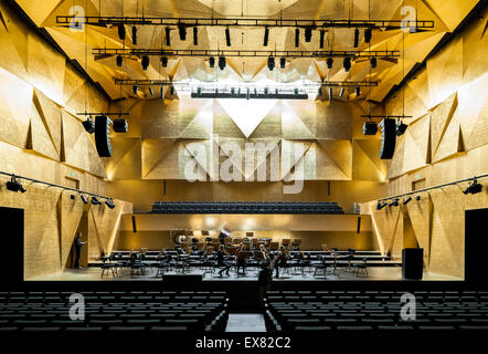 Avis de Symphony Hall au cours de répétition. Salle philharmonique de Szczecin, Szczecin, Pologne. Architecte : Estudio Barozzi Veiga, 2014. Banque D'Images