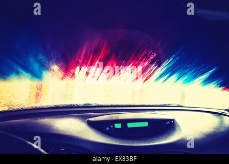 Vintage style instagram motion blurred voiture en lavage de voiture. Banque D'Images