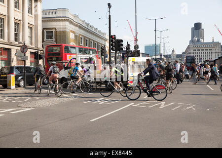 Londres, Royaume-Uni, 09 juillet, 2015. Londres, Royaume-Uni, 09 juillet, 2015. Les banlieusards choisissent de randonnée pour travailler comme personnel du tube en grève sur l'ensemble du réseau du métro de Londres dans une rangée de plus de chaînes et de nouveaux services de nuit. © Keith Larby/Alamy Live News Crédit : Keith Larby/Alamy Live News Banque D'Images