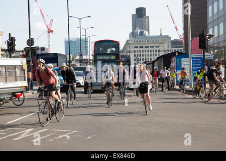 Londres, Royaume-Uni, 09 juillet, 2015. Londres, Royaume-Uni, 09 juillet, 2015. Choisissez les navetteurs au travail à vélo à travers le pont de Londres comme le personnel du tube en grève sur l'ensemble du réseau du métro de Londres dans une rangée de plus de chaînes et de nouveaux services de nuit. © Keith Larby/Alamy Live News Crédit : Keith Larby/Alamy Live News Banque D'Images