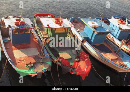 Italie, Pouilles, Gallipoli, bateaux de pêche amarrés Banque D'Images