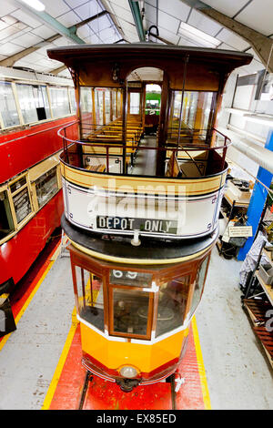 Un Tramway Glasgow à partir de 1922 dans les ateliers à l'échelle nationale, Musée du Tramway Crich, Derbyshire, Royaume-Uni Banque D'Images