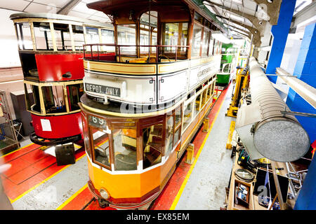 Un Tramway Glasgow à partir de 1922 dans les ateliers à l'échelle nationale, Musée du Tramway Crich, Derbyshire, Royaume-Uni Banque D'Images