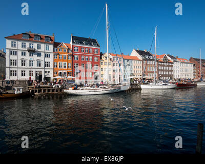 Yachts et bateaux traditionnels dans le quartier du port Nyhavn de Copenhague,Danemark, Banque D'Images