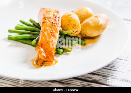Le soja, le piment et sauce au sirop d'érable Saumon avec pommes de terre et de haricots verts pour bébés Banque D'Images